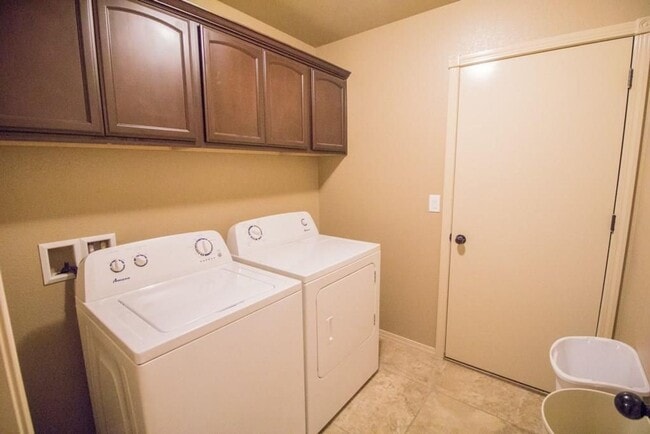 Building Photo - Amazing 3 bedroom 2 bath home in East El Paso!