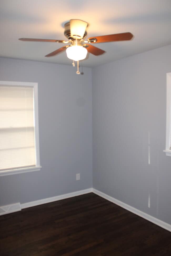 Building Photo - Spacious 3 bedrooms and 2 bath with vanity...