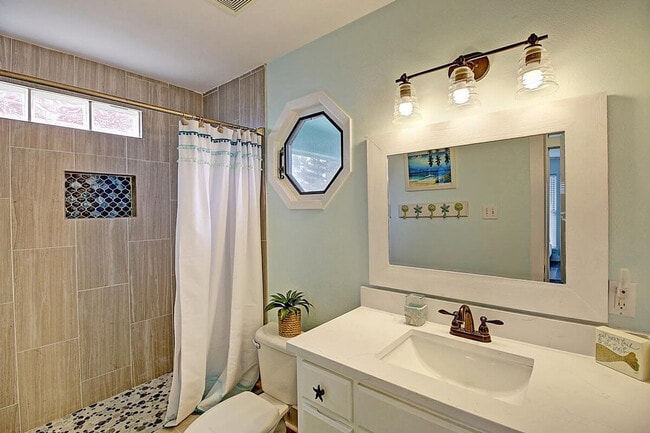 Building Photo - 9 La Playa