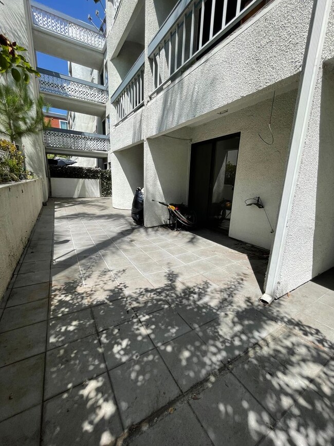 Building Photo - Charming 2bed/2bath Condo with HUGE Privat...