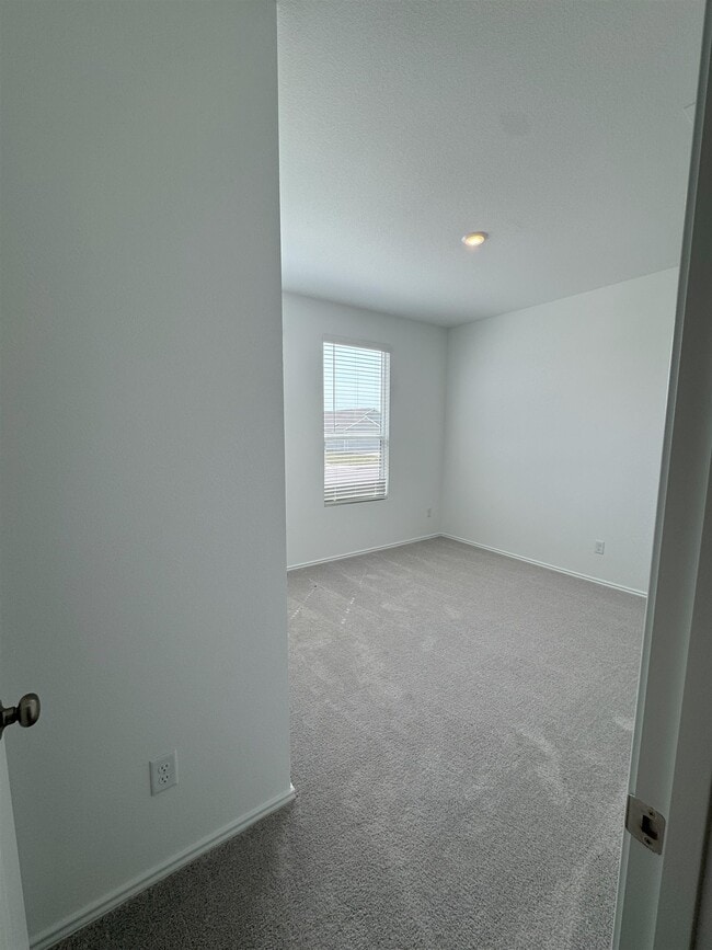 Building Photo - 305 Heritage Grvs Rd