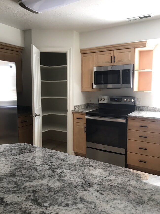 Building Photo - 876 Lizzie Ln