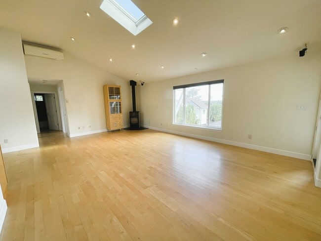Building Photo - Spacious 3-Bedroom, 2-Bath Home in the Hea...
