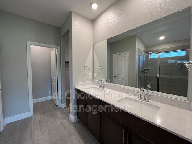 Building Photo - 2101 Sun Star Dr