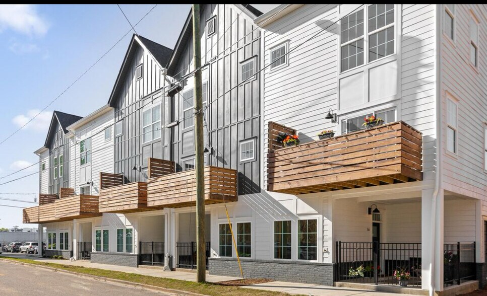 Building Photo - 126 E 19th St