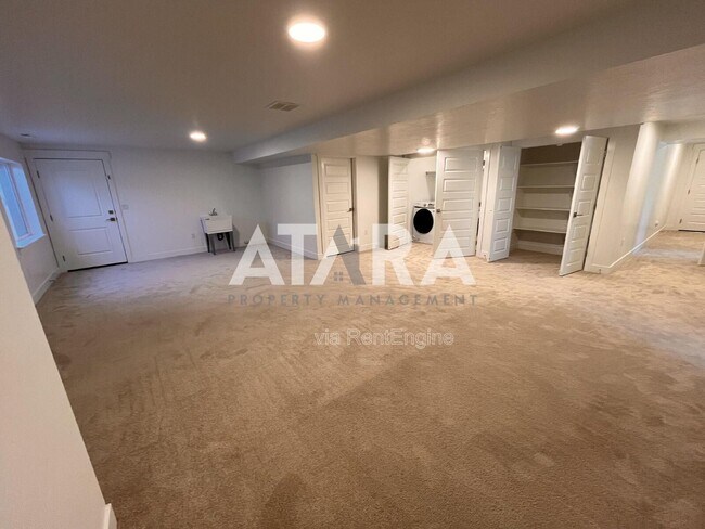 Building Photo - 909 Sagehill Dr