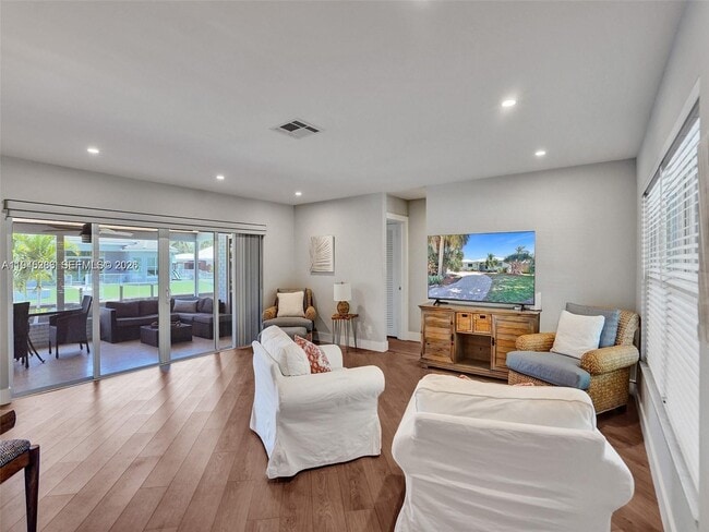 Building Photo - 620 W Palmetto Park Rd