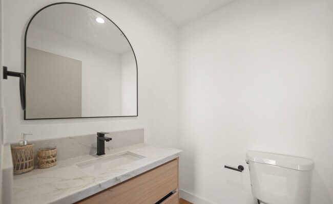 Building Photo - RECENTLY RENOVATED TOWNHOME | 5 BED 5 BATH | PRIVATE ROOFTOP DECK |  PET FRIENDLY | SPACIOUS BEDR...