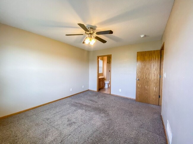 Building Photo - 450 SE Westgate Dr
