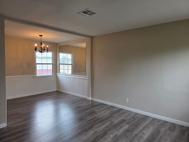 Building Photo - Stunning 2-bedroom 2nd floor apartment with garage parking!