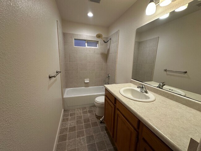 Building Photo - Spacious 3-Bedroom, 2-Bath Home for Rent i...
