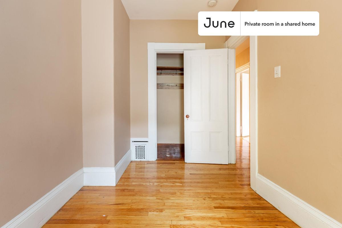 Building Photo - Room in Shared 6 bed/2 bath home