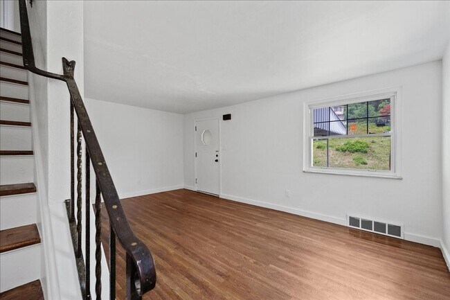 Building Photo - 2182 Pauline Ave