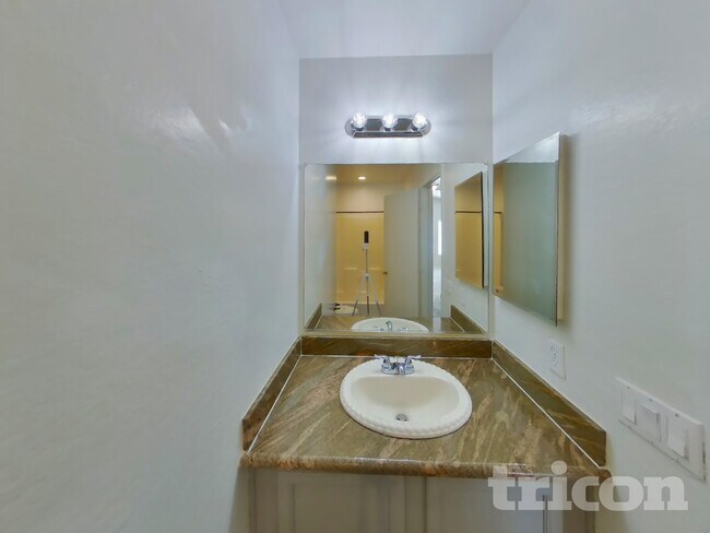 Building Photo - 10625 W Monte Vista Rd