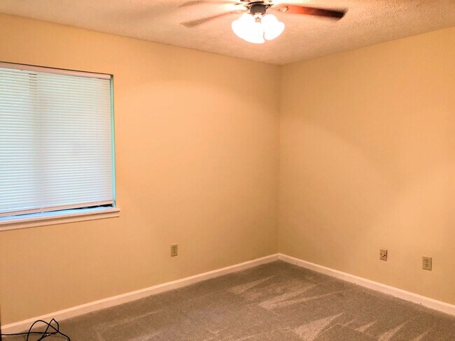 Building Photo - AVAILABLE NOVEMBER 2025 | 2BR 1BA Duplex