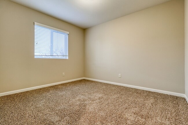 Building Photo - Spacious 4br/2.5ba house with garage in well maintained neighborhood