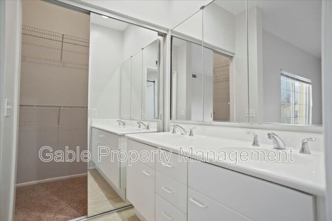 Building Photo - 27870 Crown Ct Cir