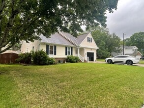 Building Photo - Beautiful home in Riverwalk