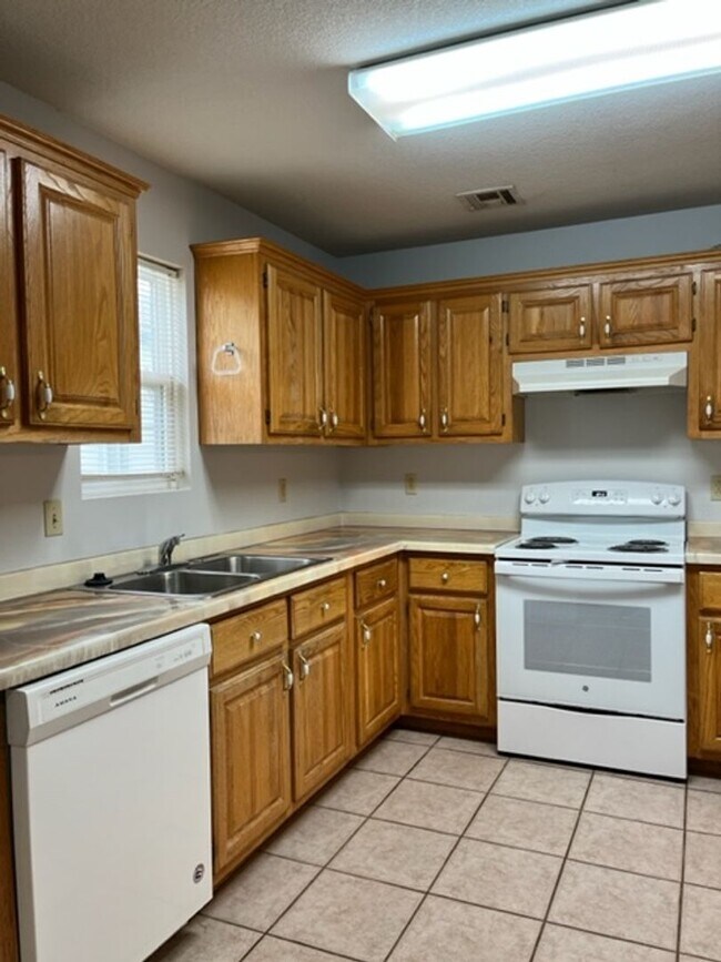 Building Photo - 2 Bedroom 1 Bathroom House