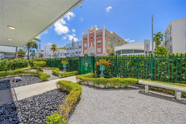 Building Photo - 720 Collins Ave