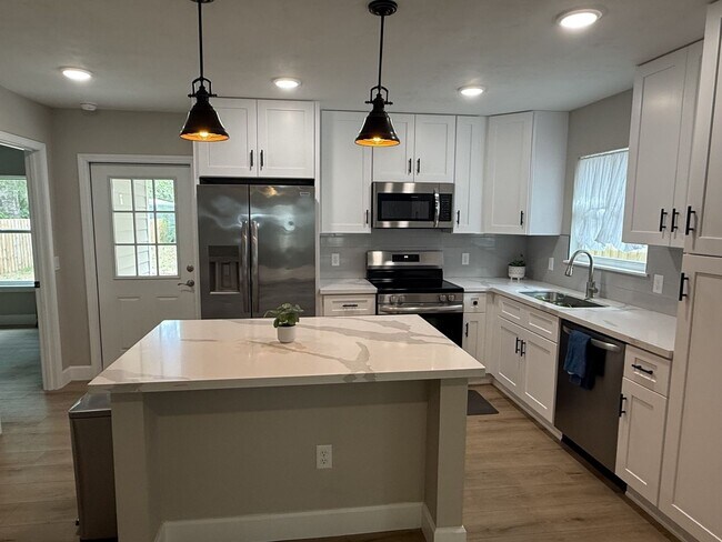 Building Photo - 3 Bedroom 2 Bath In Alachua