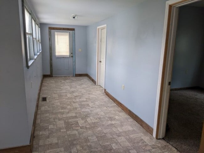 Building Photo - Welcome to this charming 3-bedroom, 1-bath...