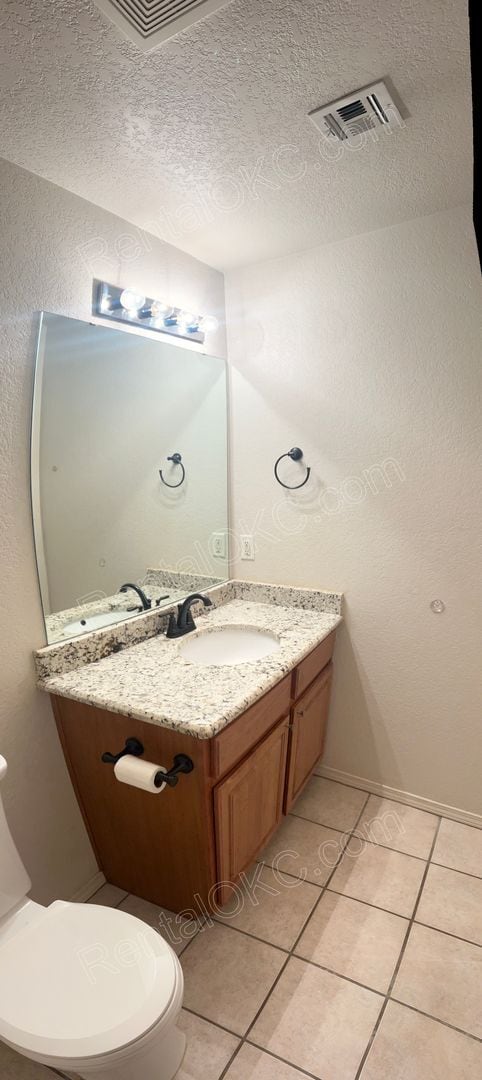 Building Photo - Charming 3 bed with spacious back yard.