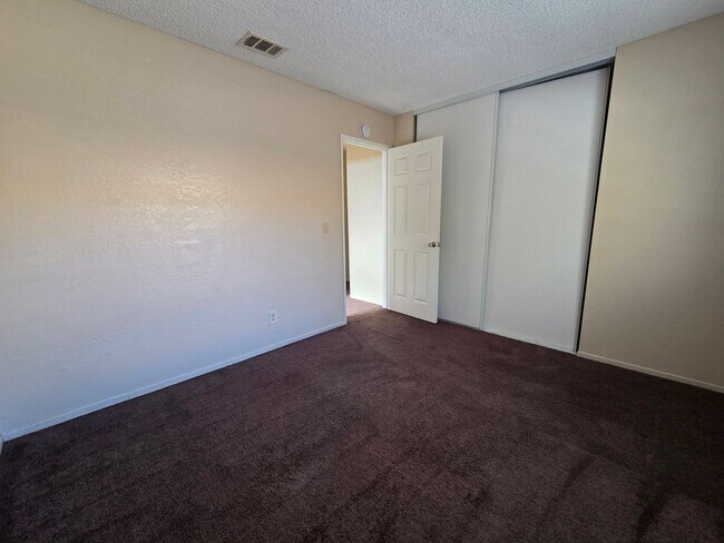 Building Photo - New Listing!