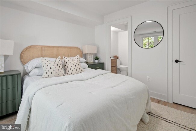 Building Photo - 909 N Irving St