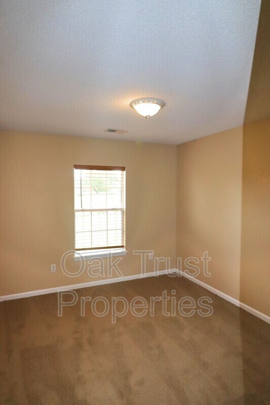 Building Photo - 538 Holiday Dr