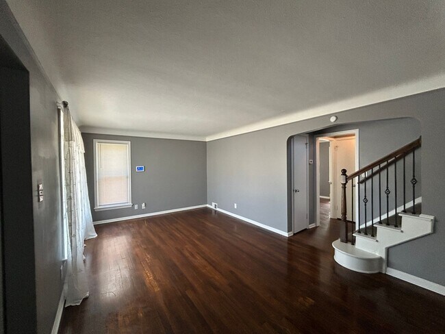 Building Photo - Spacious 3-Bedroom, 2-Bath House in South Euclid