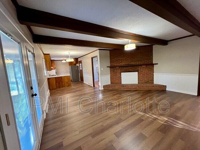 Building Photo - 528 Carolina Ave N