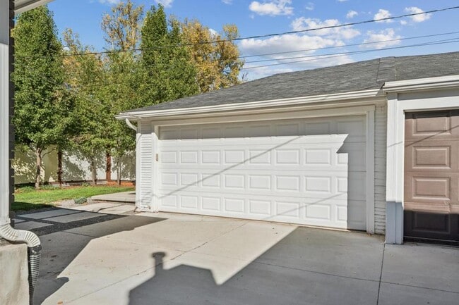 Building Photo - 1041 Yale Ave S