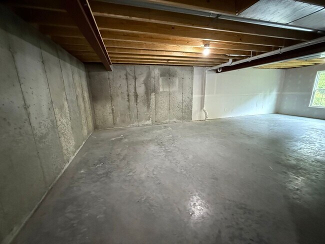 Building Photo - 842 Lakeway Dr
