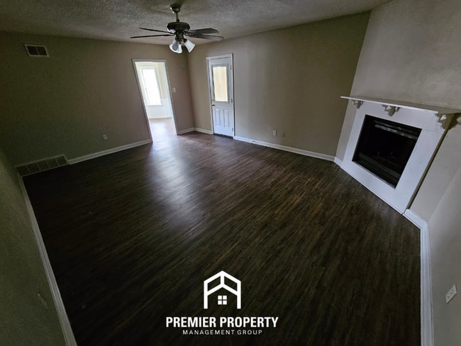 Building Photo - Huge 3BR/2BA Near Kirby | 1,774 Sq Ft, Hardwood Floors, Fireplace & Bay Window