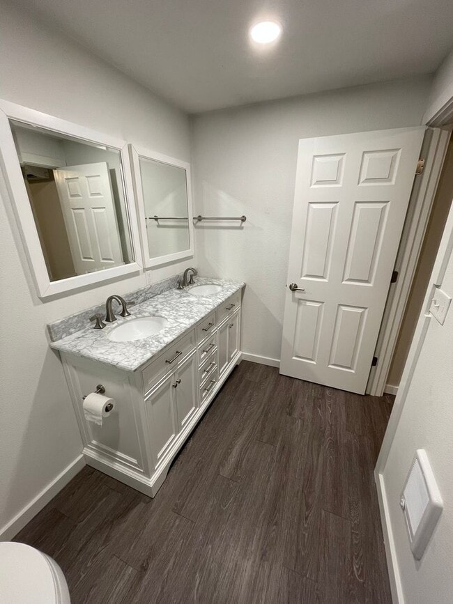 Building Photo - 61464 Little John Ln