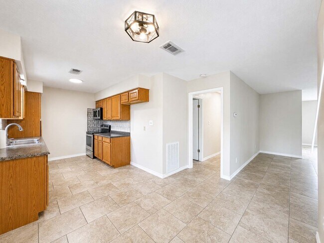 Building Photo - 217 Mary Ann Dr