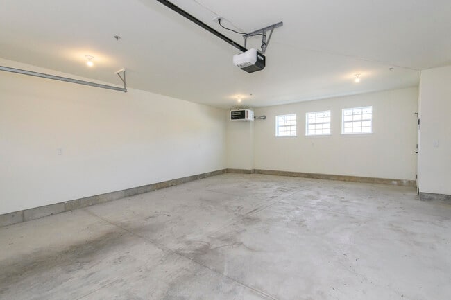 Building Photo - 206 Grand Ave