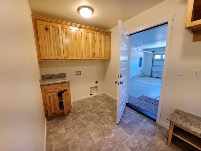 Building Photo - 2022 Construction 3 Bed, 2 Bath Close to D...