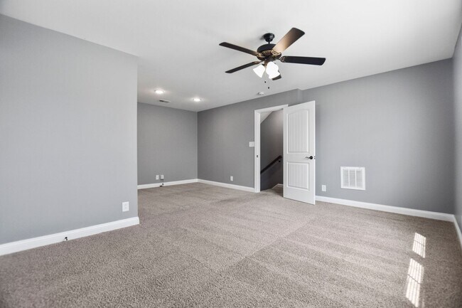 Building Photo - Pet Friendly Three Bedroom with Bonus!