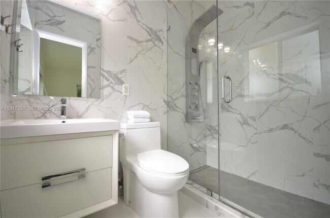 Building Photo - 1549 Catalonia Ave