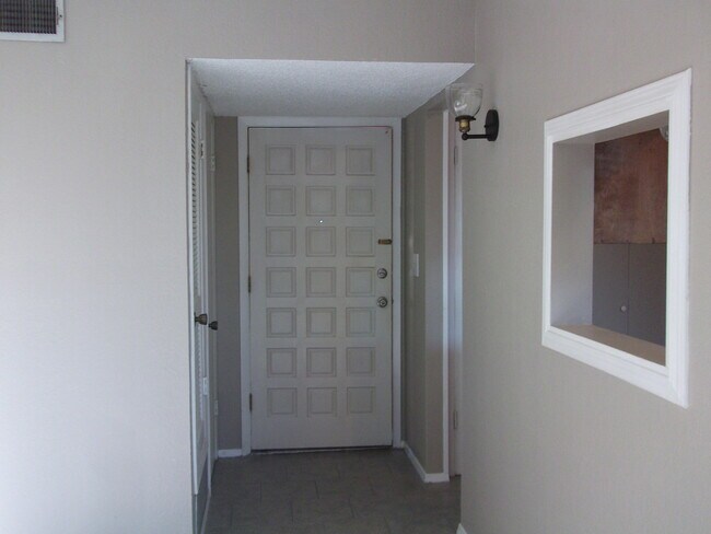 Building Photo - 205 Moon River St