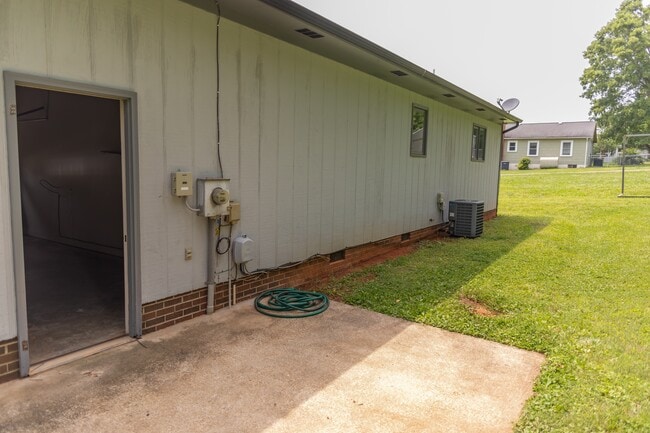Building Photo - 127 Stephens Dr