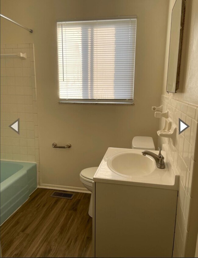 Building Photo - 2 bedroom ranch style apartment