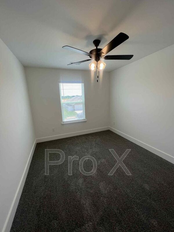 Building Photo - 1601 White Oak Dr
