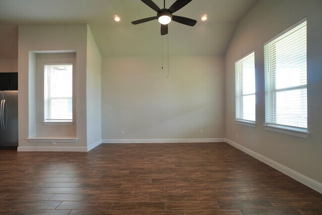 Building Photo - 6650 Verona Pl