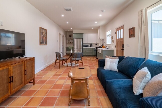 Building Photo - Contemporary New home in Monrovia