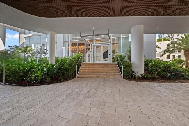 Building Photo - 700 NE 24th St