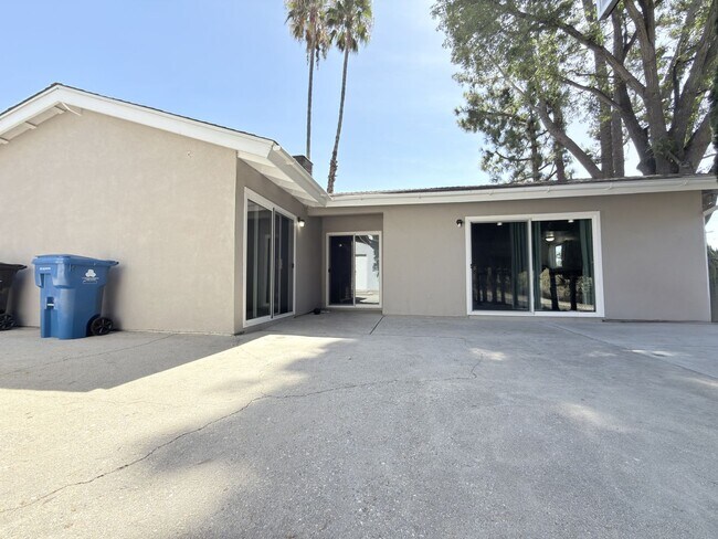 Building Photo - 9845 Hayvenhurst Ave