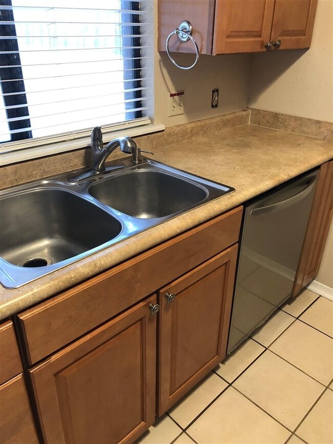 Building Photo - 1405 SE Hillcrest Ave